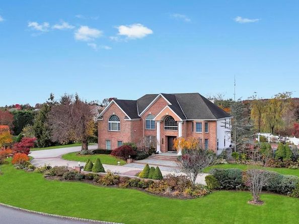 2 Old Bridge Court, Melville NY 11747