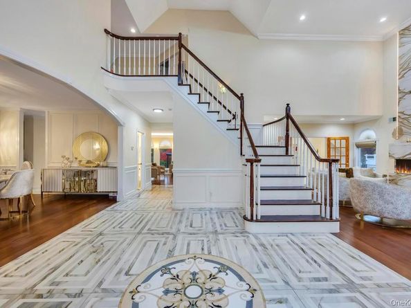 2 Old Bridge Court, Melville NY 11747