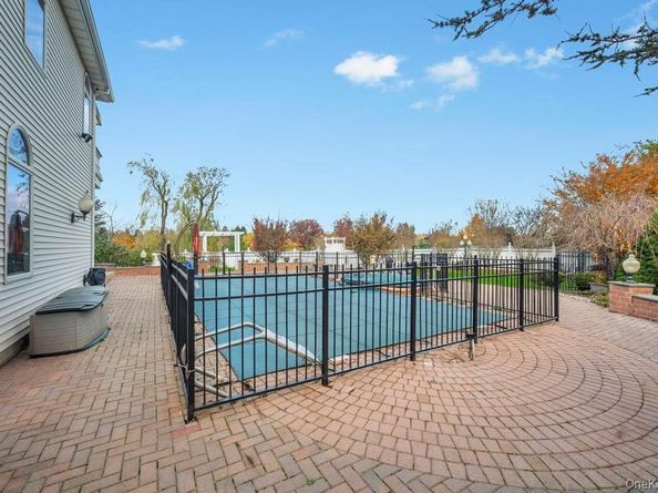 2 Old Bridge Court, Melville NY 11747