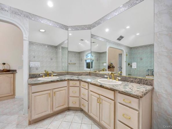 2 Old Bridge Court, Melville NY 11747