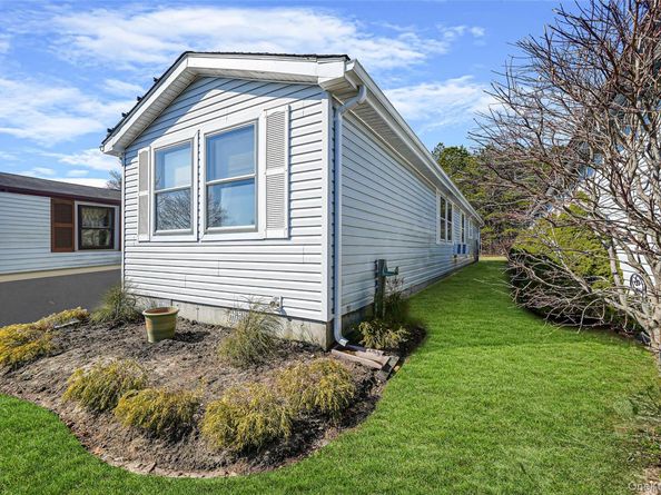 91 Village Circle W, Manorville NY 11949
