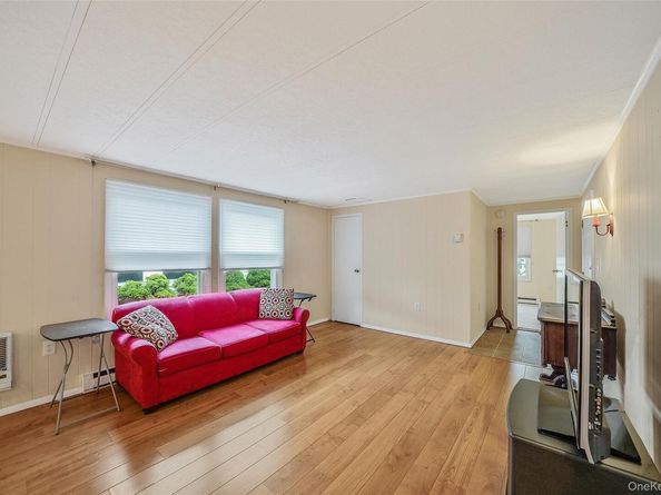 91 Village Circle W, Manorville NY 11949