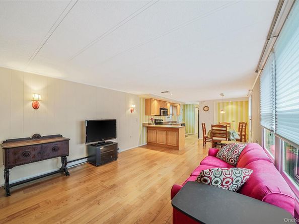 91 Village Circle W, Manorville NY 11949