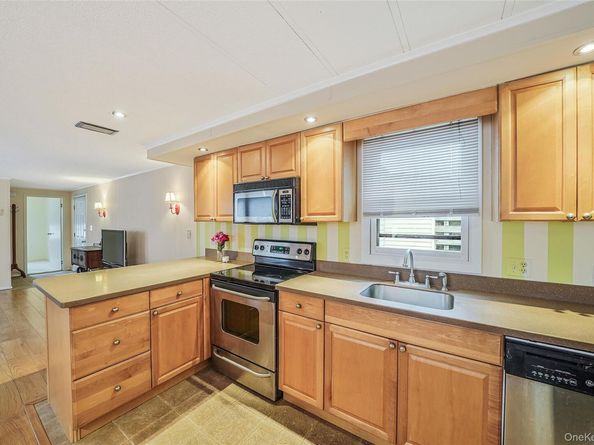 91 Village Circle W, Manorville NY 11949