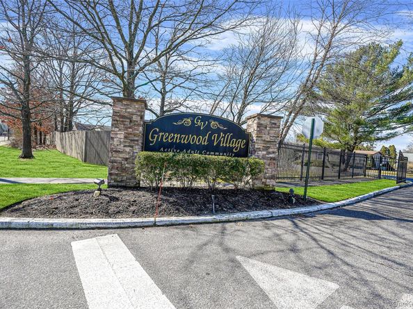 91 Village Circle W, Manorville NY 11949