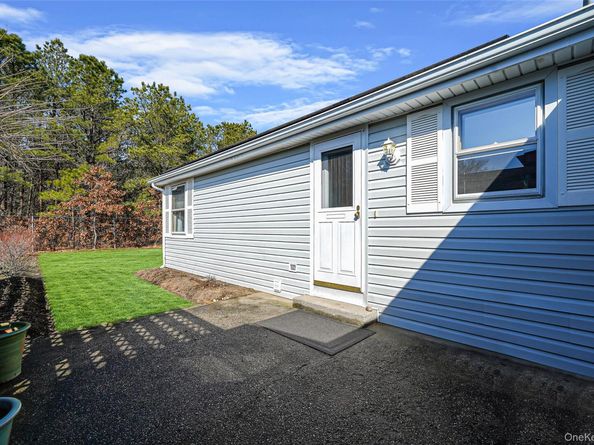 91 Village Circle W, Manorville NY 11949
