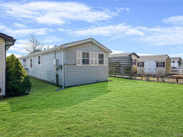 91 Village Circle W, Manorville NY 11949