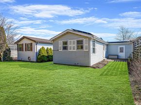 91 Village Circle W, Manorville NY 11949