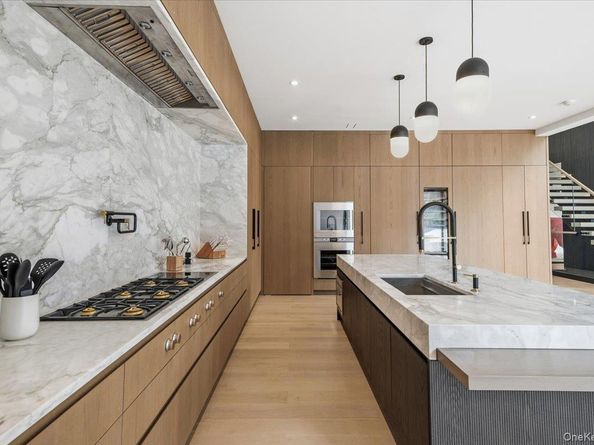 21 Westwood Road, Wainscott NY 11975