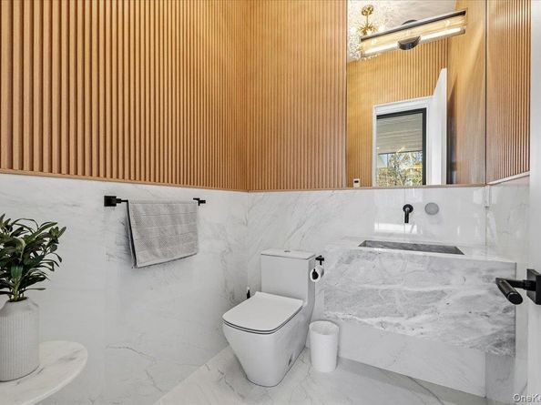 21 Westwood Road, Wainscott NY 11975