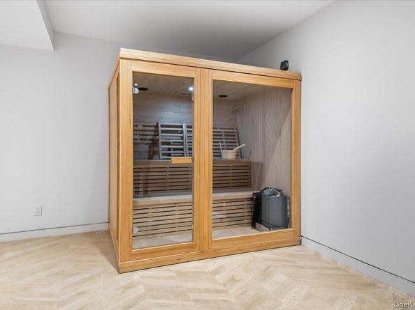 21 Westwood Road, Wainscott NY 11975