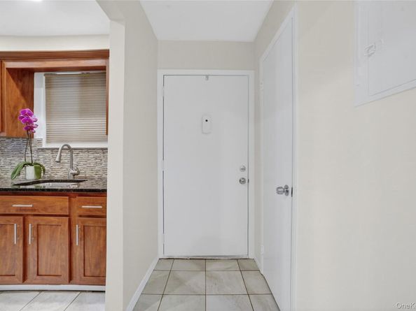 18 Granada Crescent 14, White Plains NY 10603