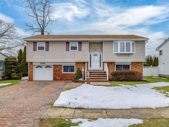 830 N Broome Avenue, Lindenhurst NY 11757