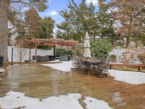 8 Sagamore Way S, Jericho NY 11753