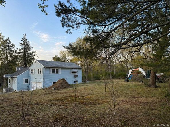 24 Stratford Avenue, Dix Hills NY 11746