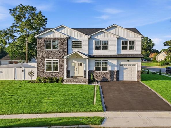 43 Barter Lane, Hicksville NY 11801