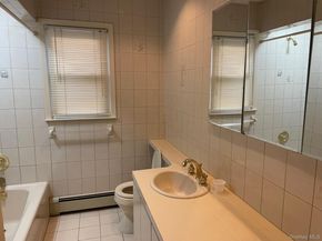 20 Gainsboro Lane, Syosset NY 11791