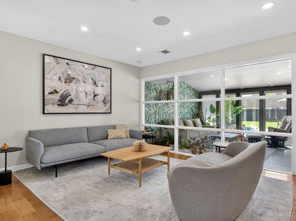 2 Sherwood Lane, Roslyn Heights NY 11577