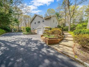 7 Carriage Court, Dix Hills NY 11746