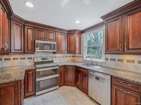 7 Carriage Court, Dix Hills NY 11746