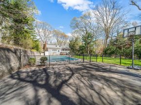 7 Carriage Court, Dix Hills NY 11746