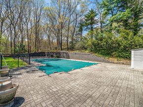 7 Carriage Court, Dix Hills NY 11746