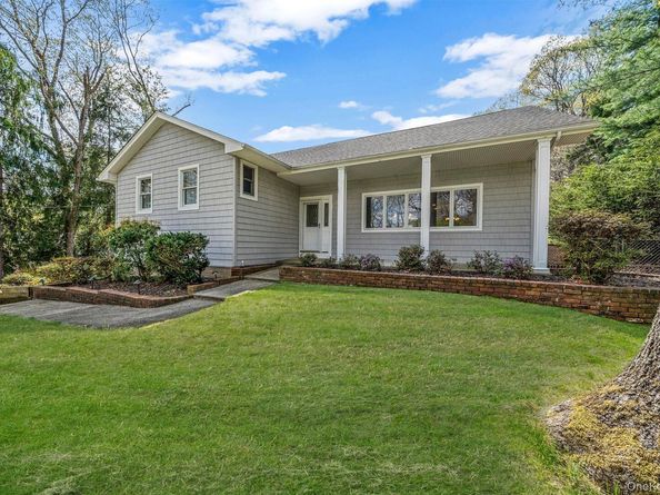 7 Carriage Court, Dix Hills NY 11746