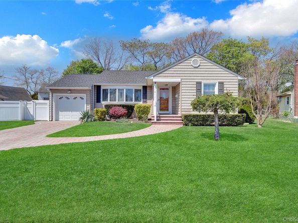 6 Sheep Pasture Lane, Massapequa NY 11758