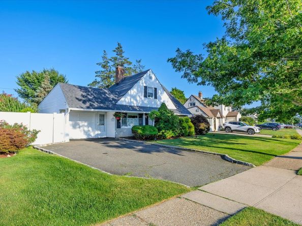 51 Shepherd Lane, Levittown NY 11756