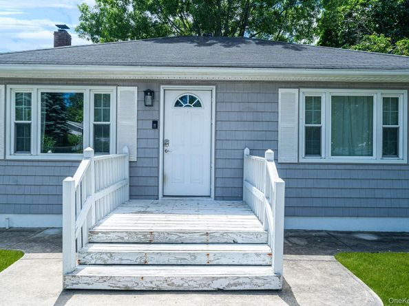 14 Pinelawn Avenue, Farmingville NY 11738