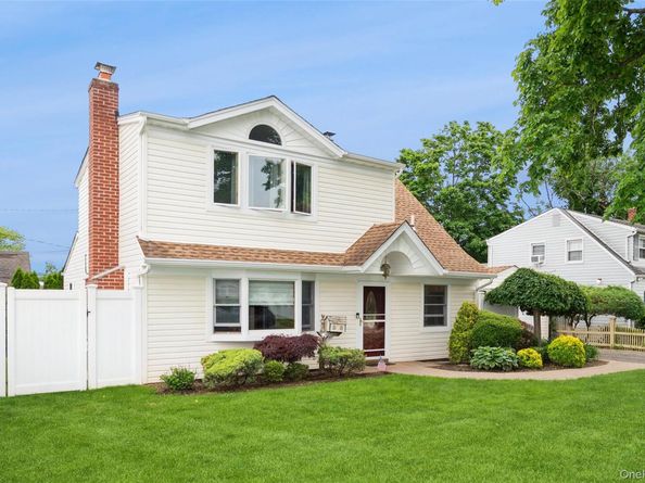 25 Rock Lane, Levittown NY 11756