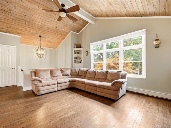 75 Lexington Road, Shirley NY 11967