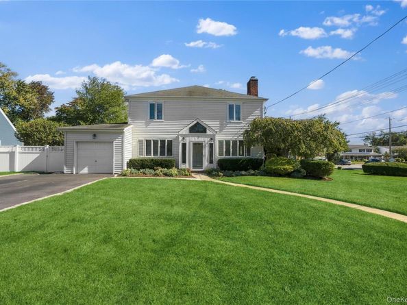 2 Amherst Place, Massapequa NY 11758
