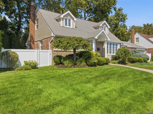 3 Cromwell Road, Carle Place NY 11514