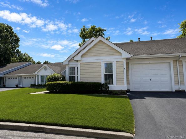 6 Oakdale Court, Ridge NY 11961