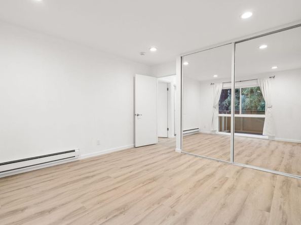 1033 Crestview Drive 207, Mountain View CA 94040