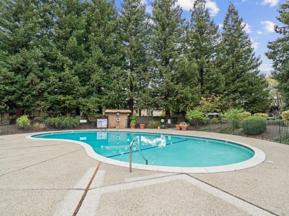 1033 Crestview Drive 207, Mountain View CA 94040