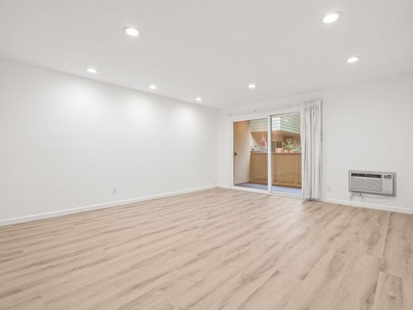 1033 Crestview Drive 207, Mountain View CA 94040