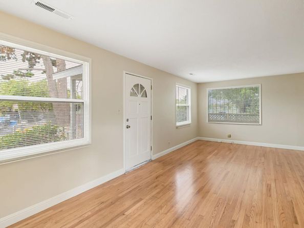 454 Daisy Ln, East Palo Alto CA 94303