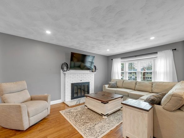 13 Brookside Dr, Billerica MA 01821