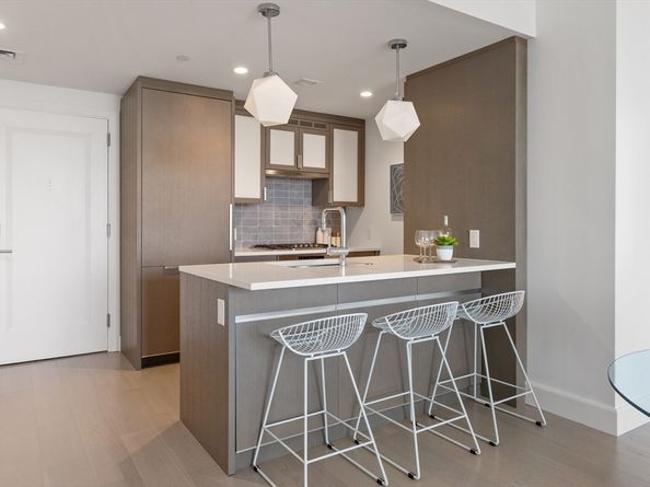 100 Lovejoy Wharf 11 H, Boston MA 02114