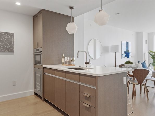 100 Lovejoy Wharf 11 H, Boston MA 02114