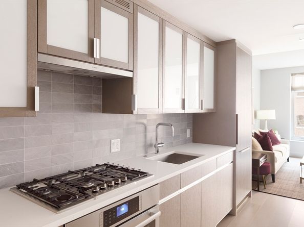 100 Lovejoy Wharf 7P, Boston MA 02114