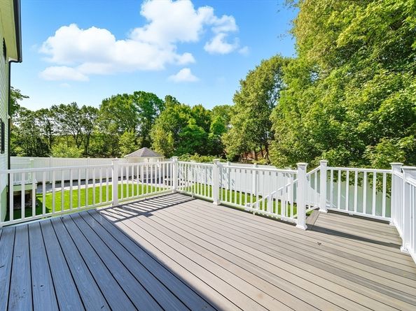 15 Lakeside Dr, Shrewsbury MA 01545