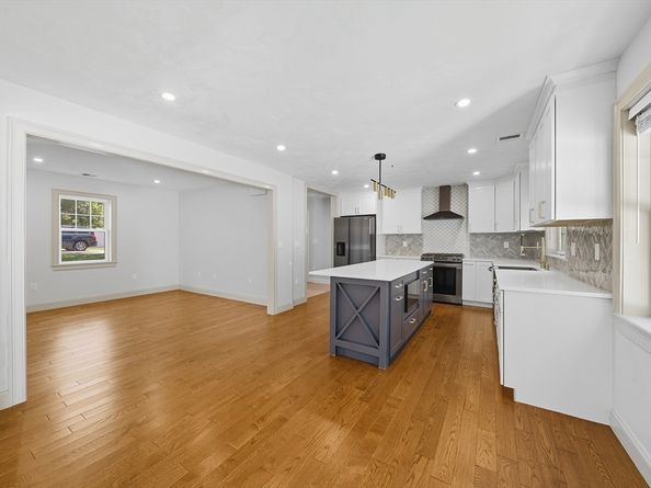 15 Lakeside Dr, Shrewsbury MA 01545