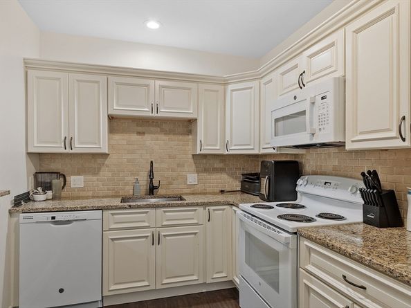 1029 Pleasant Street 19, Worcester MA 01602