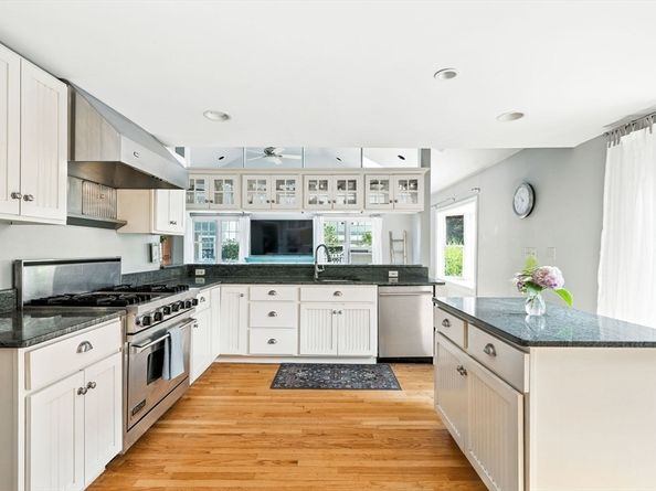 155 Village St, Marblehead MA 01945