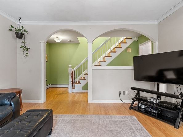 89 Benjamin St, Leominster MA 01453