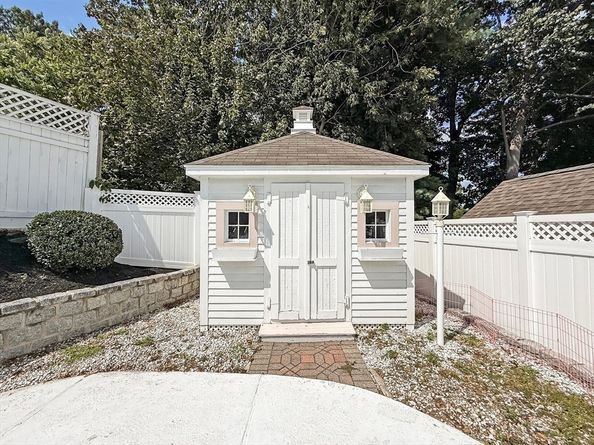 5 Blueberry Ln, Stoneham MA 02180