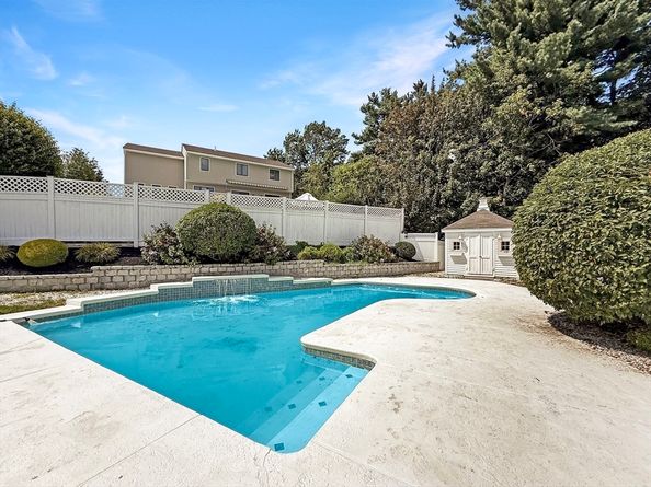 5 Blueberry Ln, Stoneham MA 02180